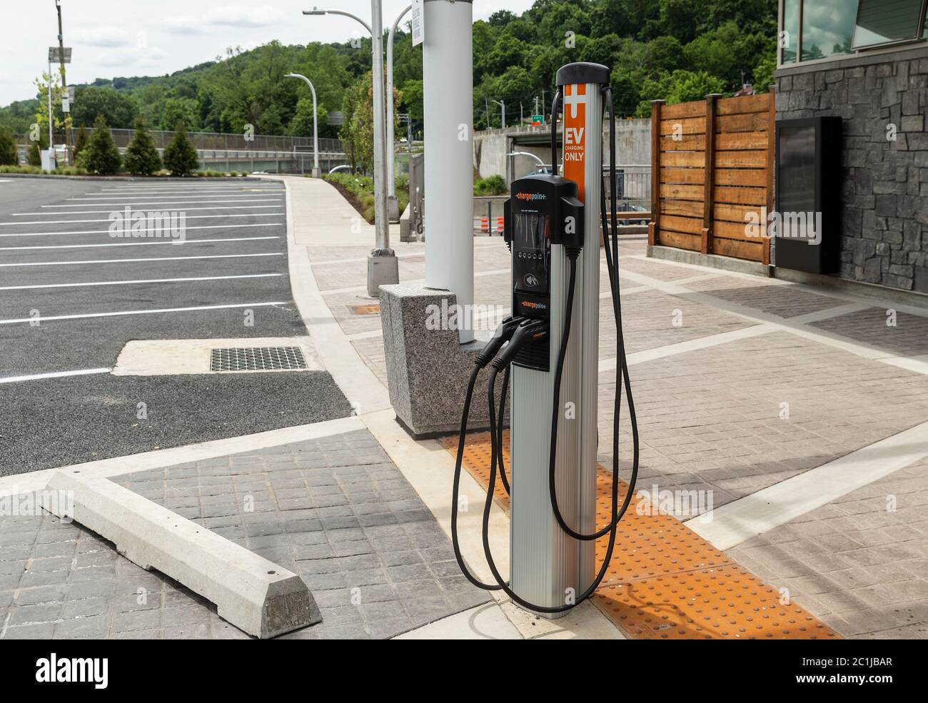 Tarrytown, Usa. Juni 2020. Ladestation für Elektrofahrzeuge bei der Landung der Mario Cuomo Bridge in Tarrytown in Rockland. Am 15. Juni 2020. Cuomo öffnet einen „Shared Use Path“ für Fußgänger und Fahrradfahrer. Der Weg ist 3.6 Meilen lang und bietet 6 malerische Ausblicke, öffentliche Kunst und interaktive Ausstellungen. (Foto von Lev Radin/Sipa USA) Quelle: SIPA USA/Alamy Live News Stockfoto