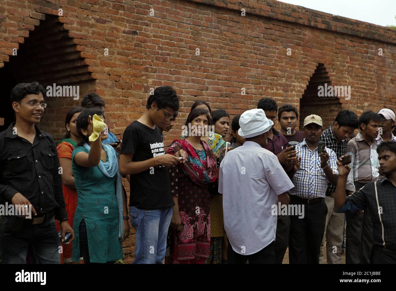 Universitätsstudenten erhalten Erläuterungen von einem Reiseleiter, während sie den alten buddhistischen Universitätskomplex von Nalanda in Nalanda, Bihar, Indien besuchen. Stockfoto