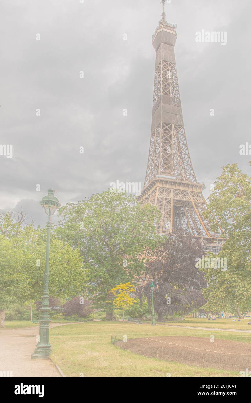 Paris, Frankreich - 10. Juni 2020: Alte traditionelle Säule mit Eiffelturm im Hintergrund in Paris Stockfoto