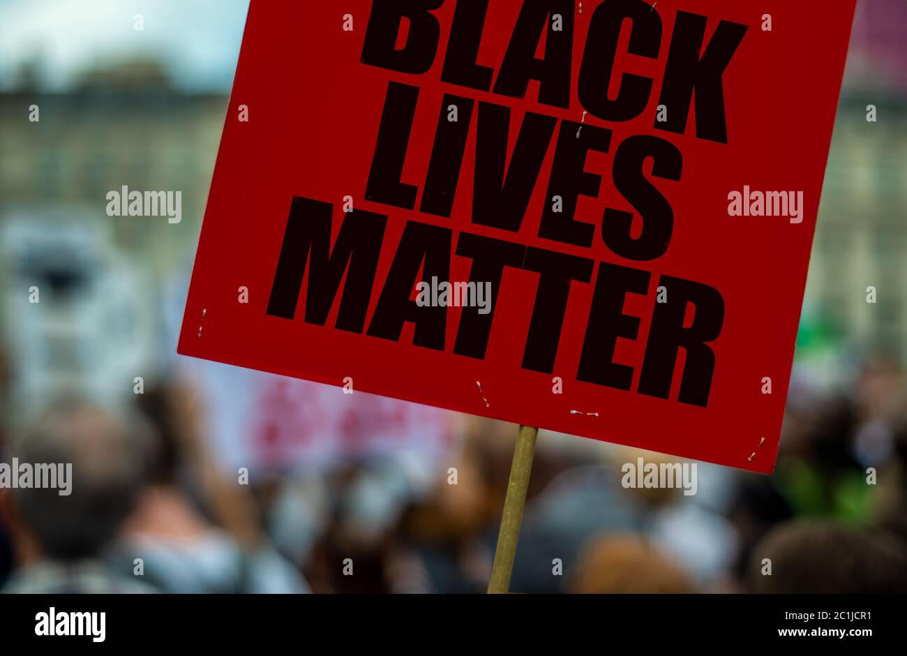 Ein Schild oder Plakat der schwarzen Lebenswelt an EINEM geschäftigen Straßenmarsch, der gegen rassische Ungerechtigkeit protestiert Stockfoto