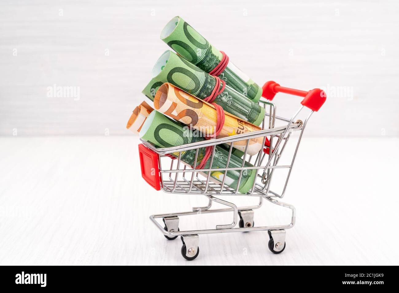Warenkorb voll mit Rollen Euro Stockfoto