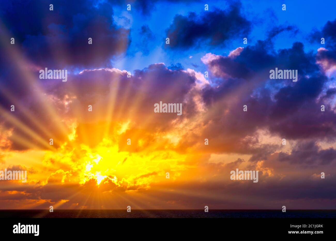 Dramatischer Sonnenaufgang über dem Atlantik vor Sturm - Lanzarote, Kanarische Inseln, Spanien Stockfoto
