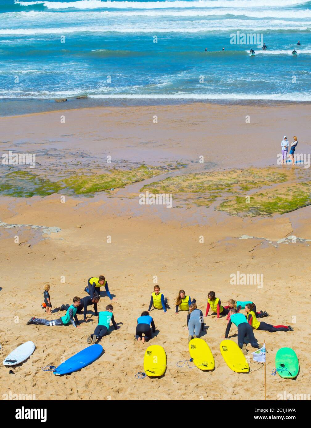 Surfkurs am Strand Stockfoto