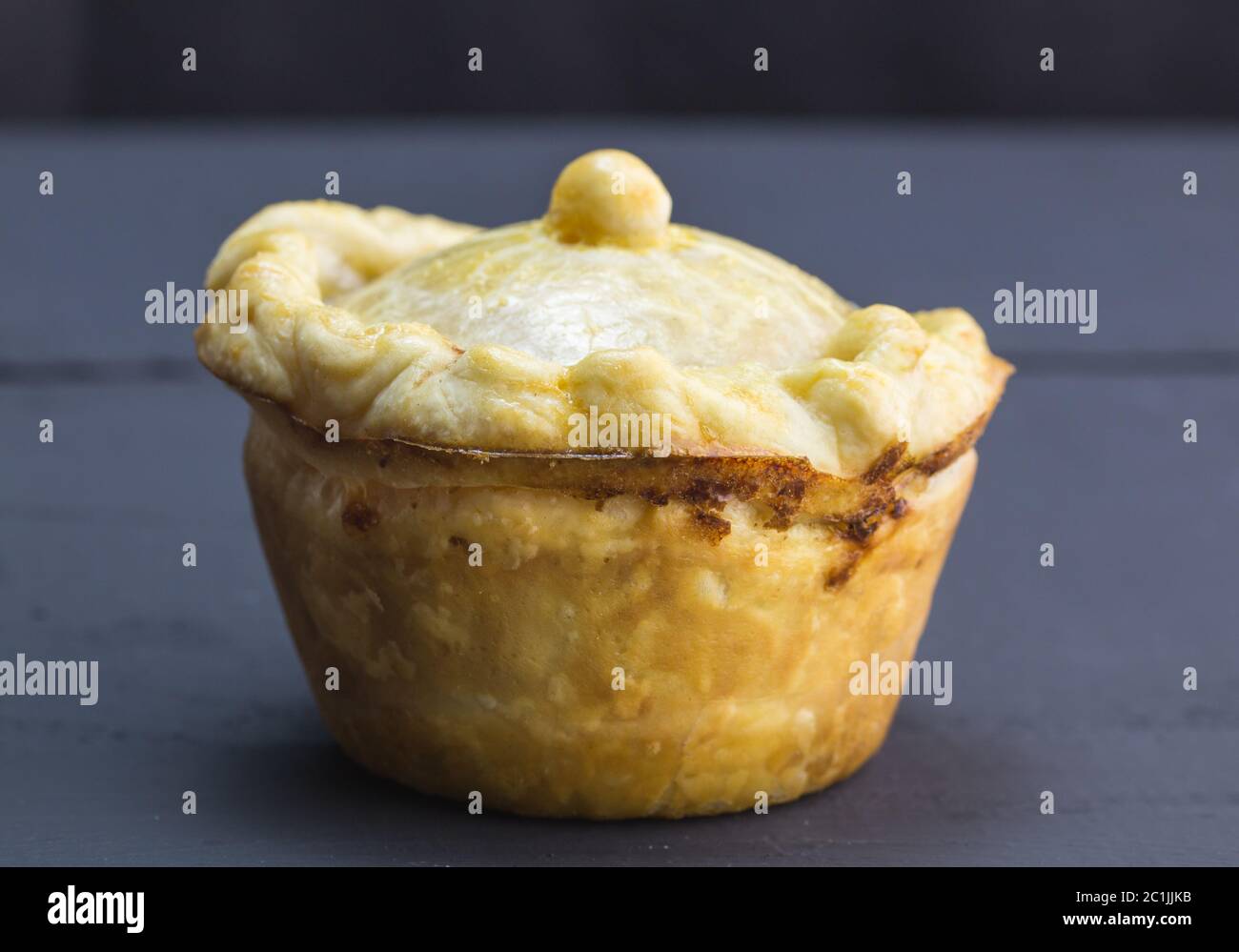 Rustikale hausgemachte Torte schließen oben mit selektiven Fokus auf schwarzen Tisch Stockfoto