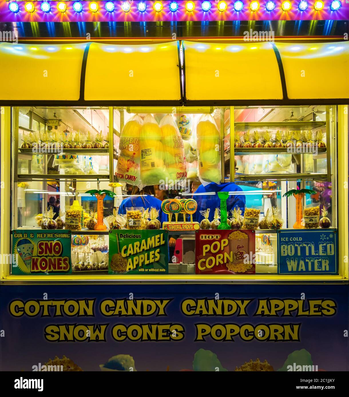 Saint John, NB, Kanada - 29. August 2014: Ein Imbistand bei einem Karneval in der Nacht. Zuckerwatte und andere Lebensmittel in den Fenstern, Zeichen erzählen von anderen Lebensmitteln. Stockfoto