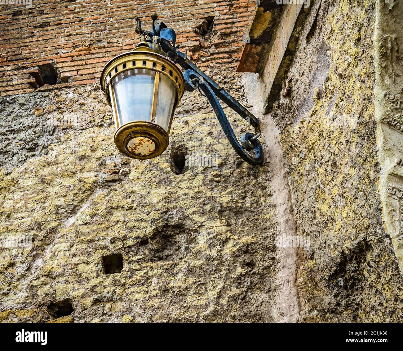 Antike Lampe an der Steinwand Stockfoto