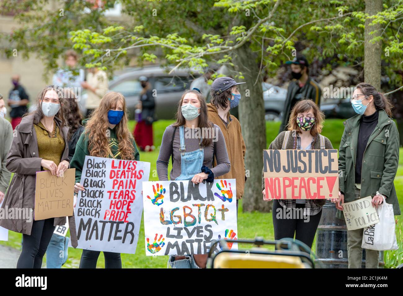 Saint John, NB, Kanada - 14. Juni 2020: Black Lives Matter Rallye. Eine Gruppe von Mädchen trägt Masken tragen Protestschilder. Stockfoto