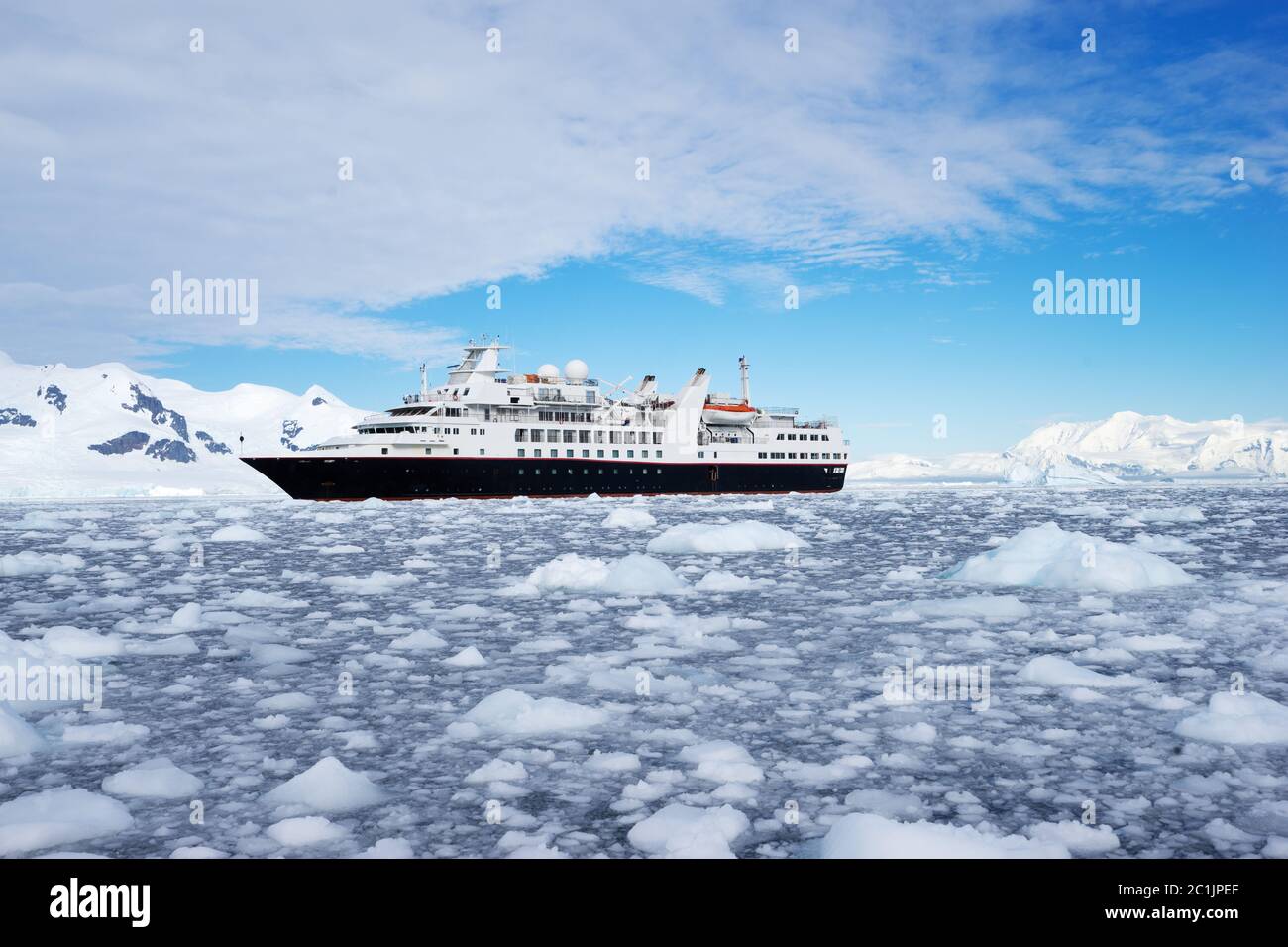 Großes Kreuzfahrtschiff in den antarktischen Gewässern Stockfoto