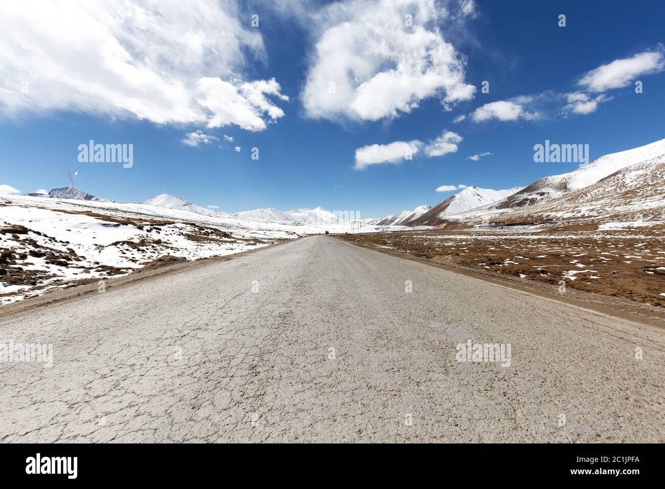 Leere Asphaltstraße durch Berg in tibet Stockfoto