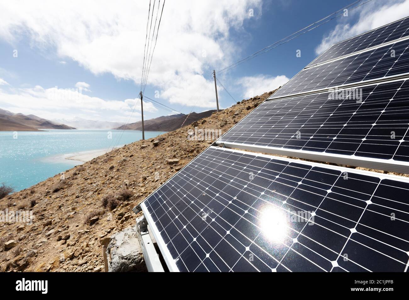 Sonnenenergie mit blauem Himmel in tibet Stockfoto