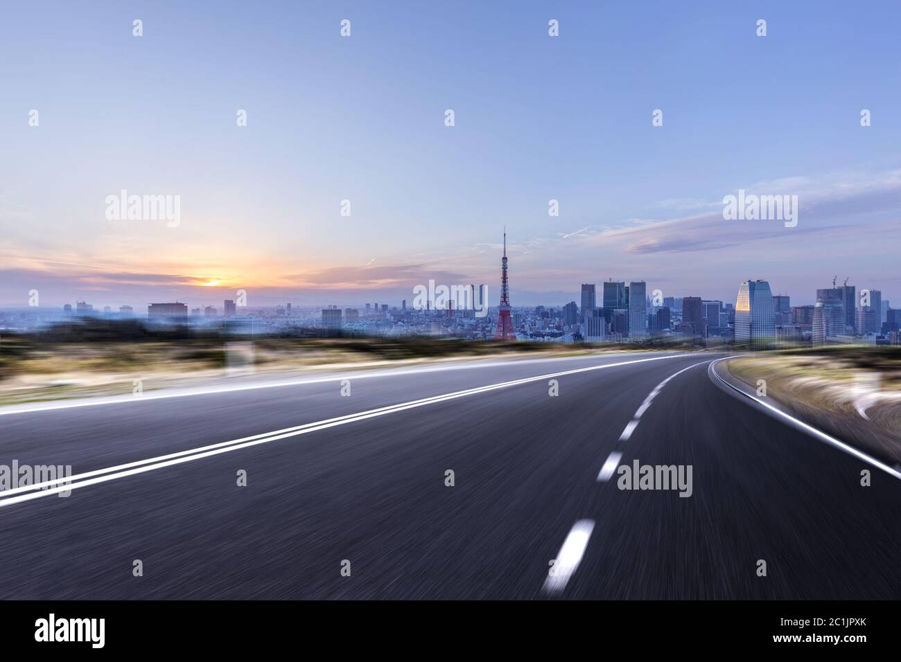 Leere Asphaltstraße mit Skyline der Stadt in japan Stockfoto