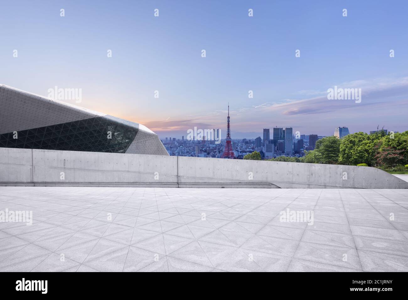 Leeres Backsteinland mit moderner Skyline in japan Stockfoto