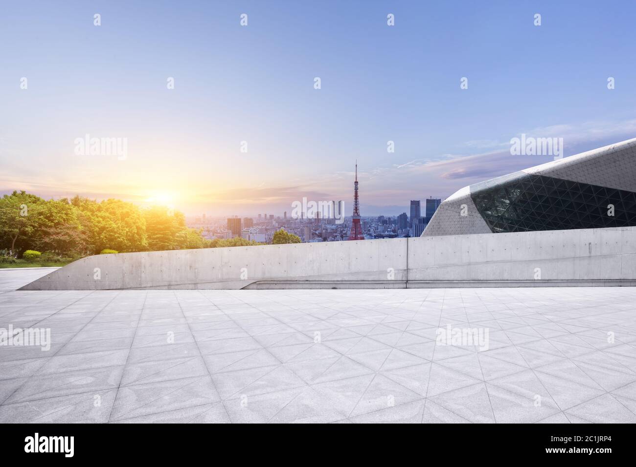 Leeres Backsteinland mit moderner Skyline in japan Stockfoto