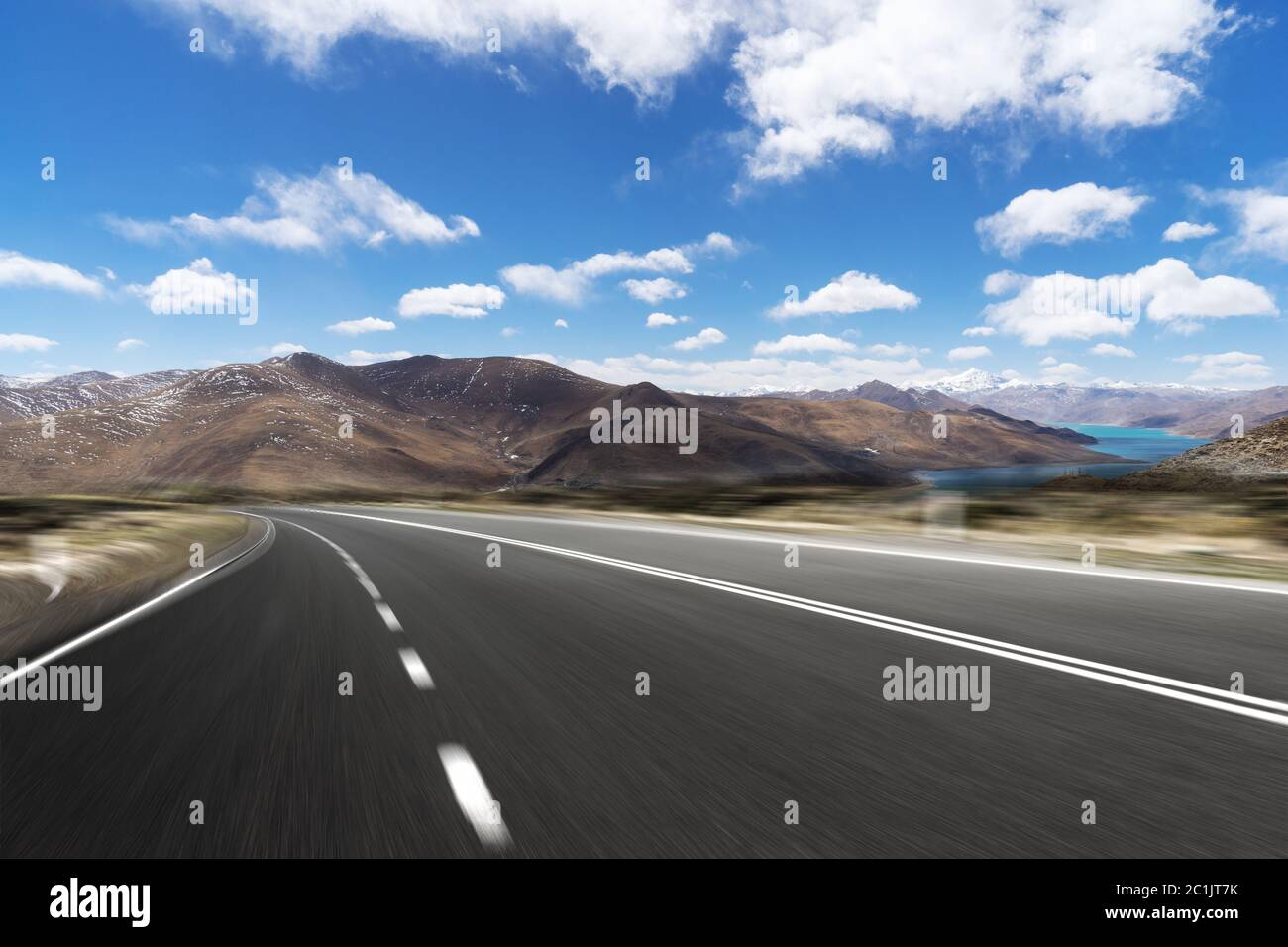 autobahn durch Berg mit blauem Himmel Stockfoto