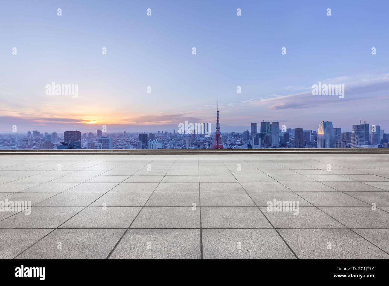 Leeres Backsteinland mit moderner Skyline in japan Stockfoto