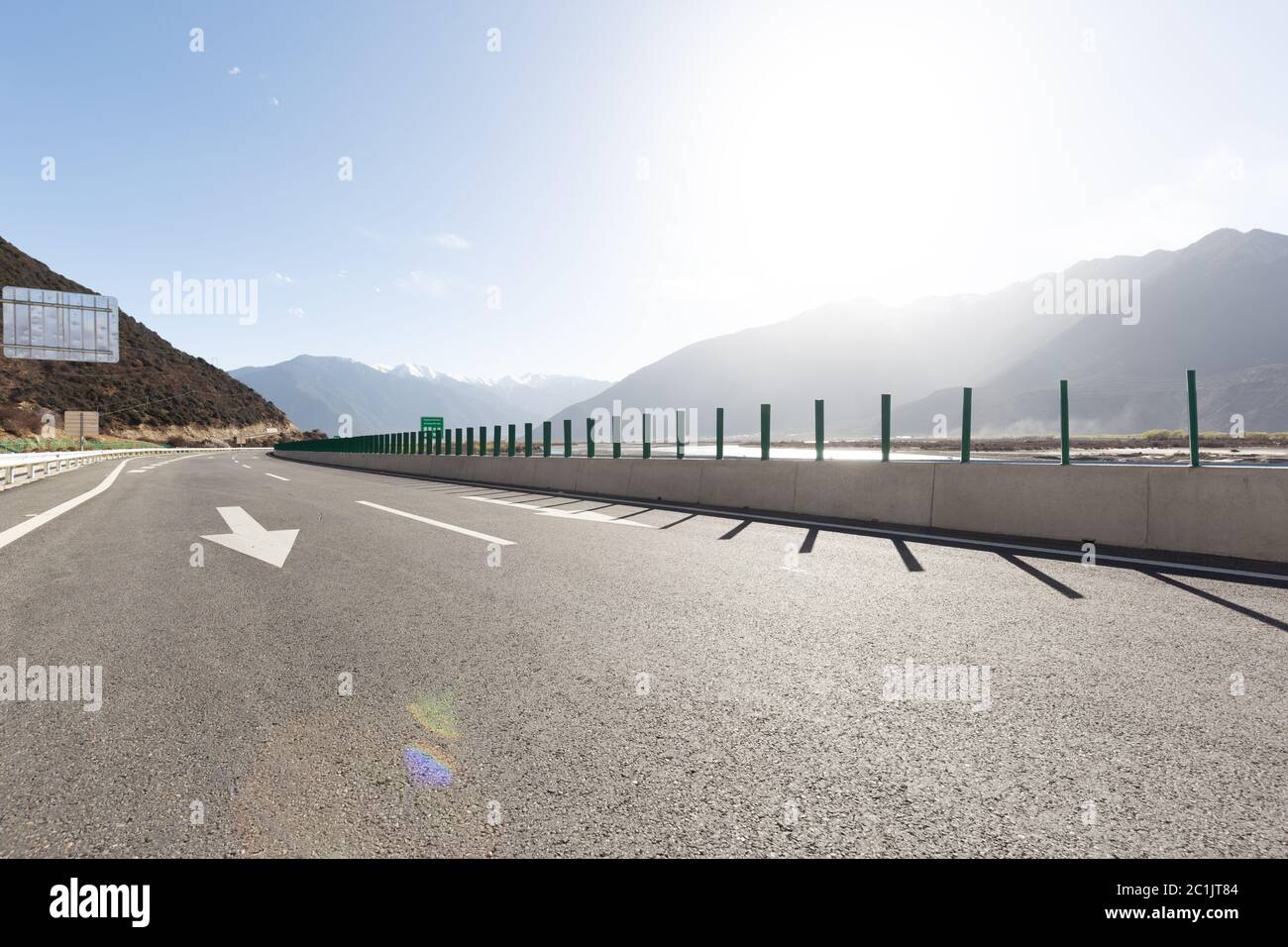 autobahn mit Berg in tibet Stockfoto