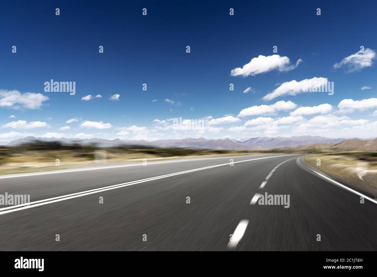 autobahn durch Berg mit blauem Himmel Stockfoto