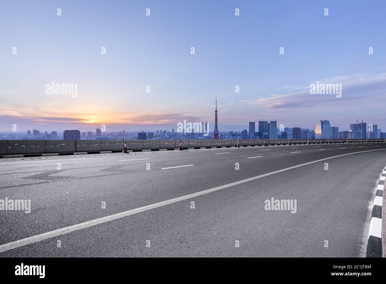 Leere Asphaltstraße mit Skyline der Stadt in japan Stockfoto