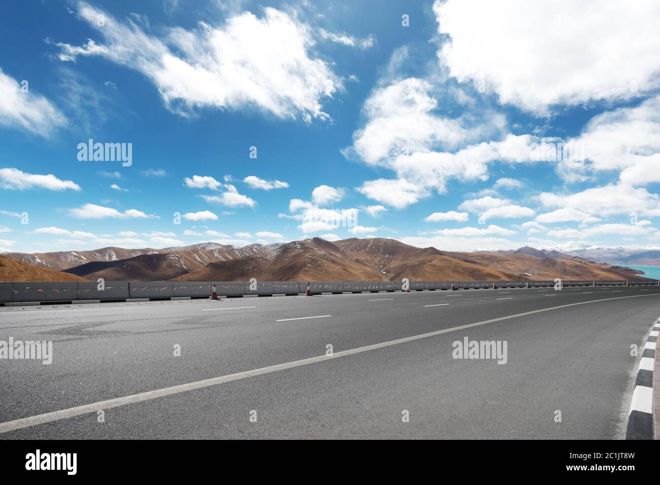 autobahn durch Berg mit blauem Himmel Stockfoto