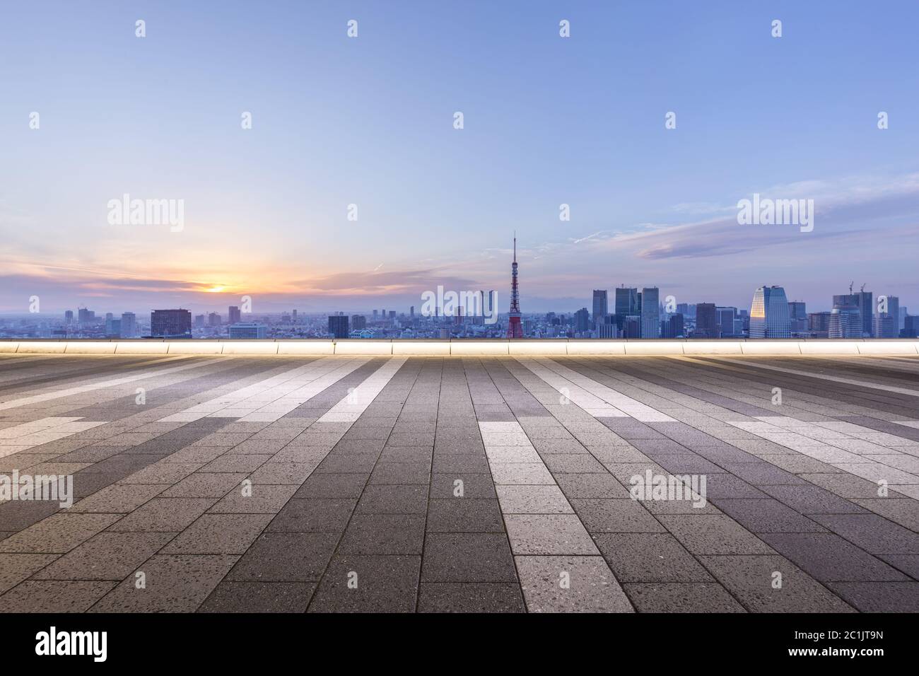 Leeres Backsteinland mit moderner Skyline in japan Stockfoto