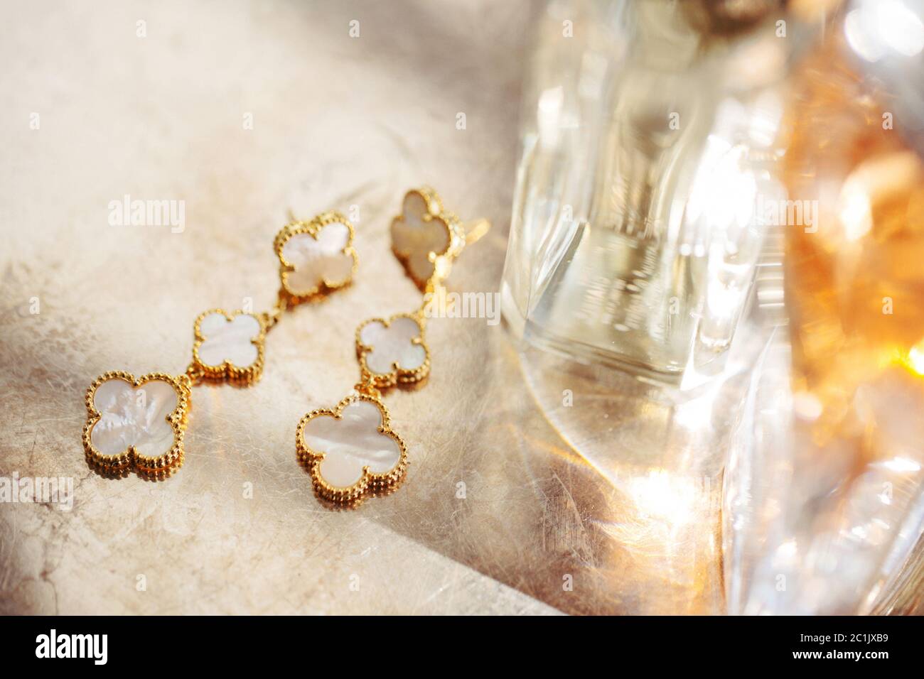 Silbergoldenes Armband aus brillanten dekorativen Blumen für einen besonderen Anlass auf dem Tisch liegend, selektive Weichfokus. Stockfoto