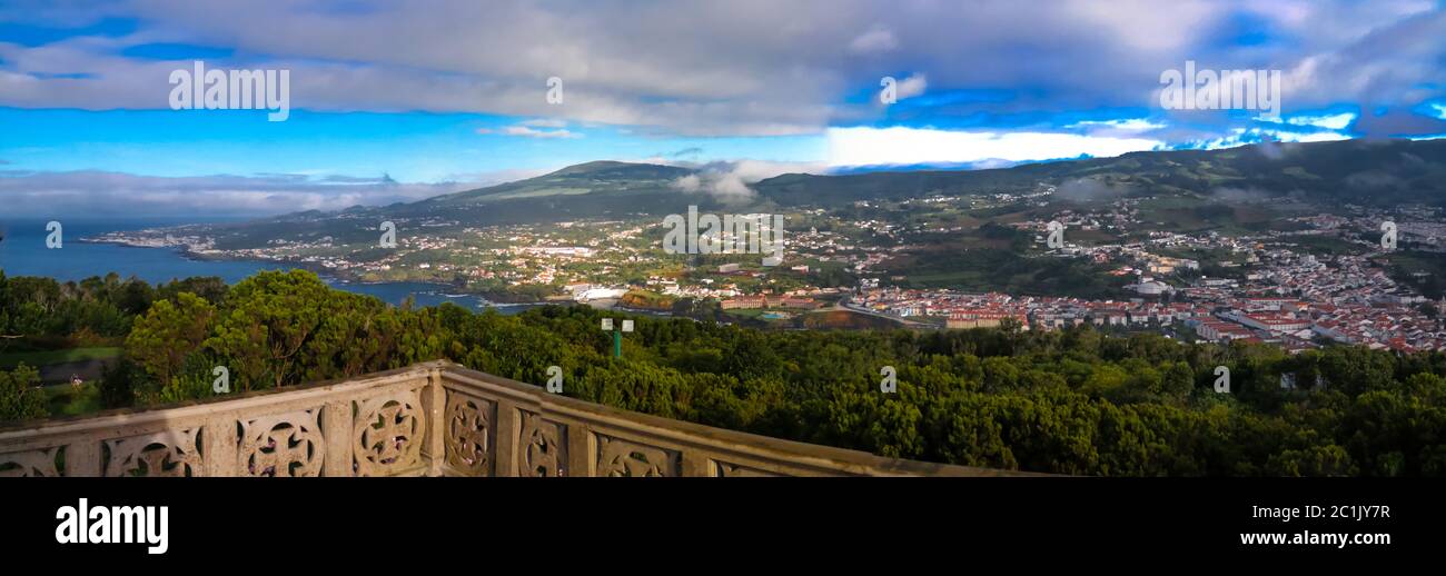 Luftpanorama von Monte Brasil, Terceira, Azoren, Portugal nach Angra do Heroismo Stockfoto