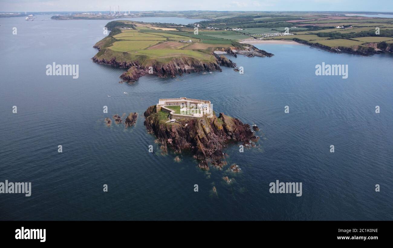 Luftaufnahme von Thorne Island Fort, nahe Angle, Pembrokeshire Wales Großbritannien Stockfoto