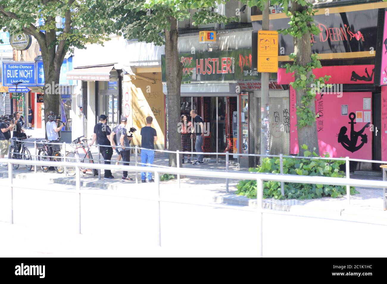 Joyce Ilg und Aaron Troschke beim Filmdrehs in einem Sexshop auf der Reeperbahn in Hamburg am 15.6.2020 Stockfoto