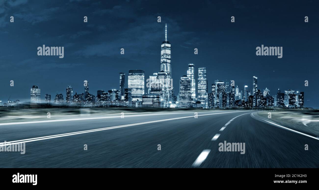 Leere Asphaltstraße mit Skyline der Stadt Stockfoto