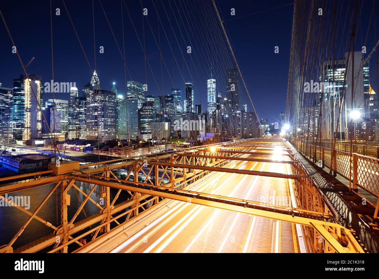 Nächtlicher Verkehr durch die moderne Stadt in New york Stockfoto