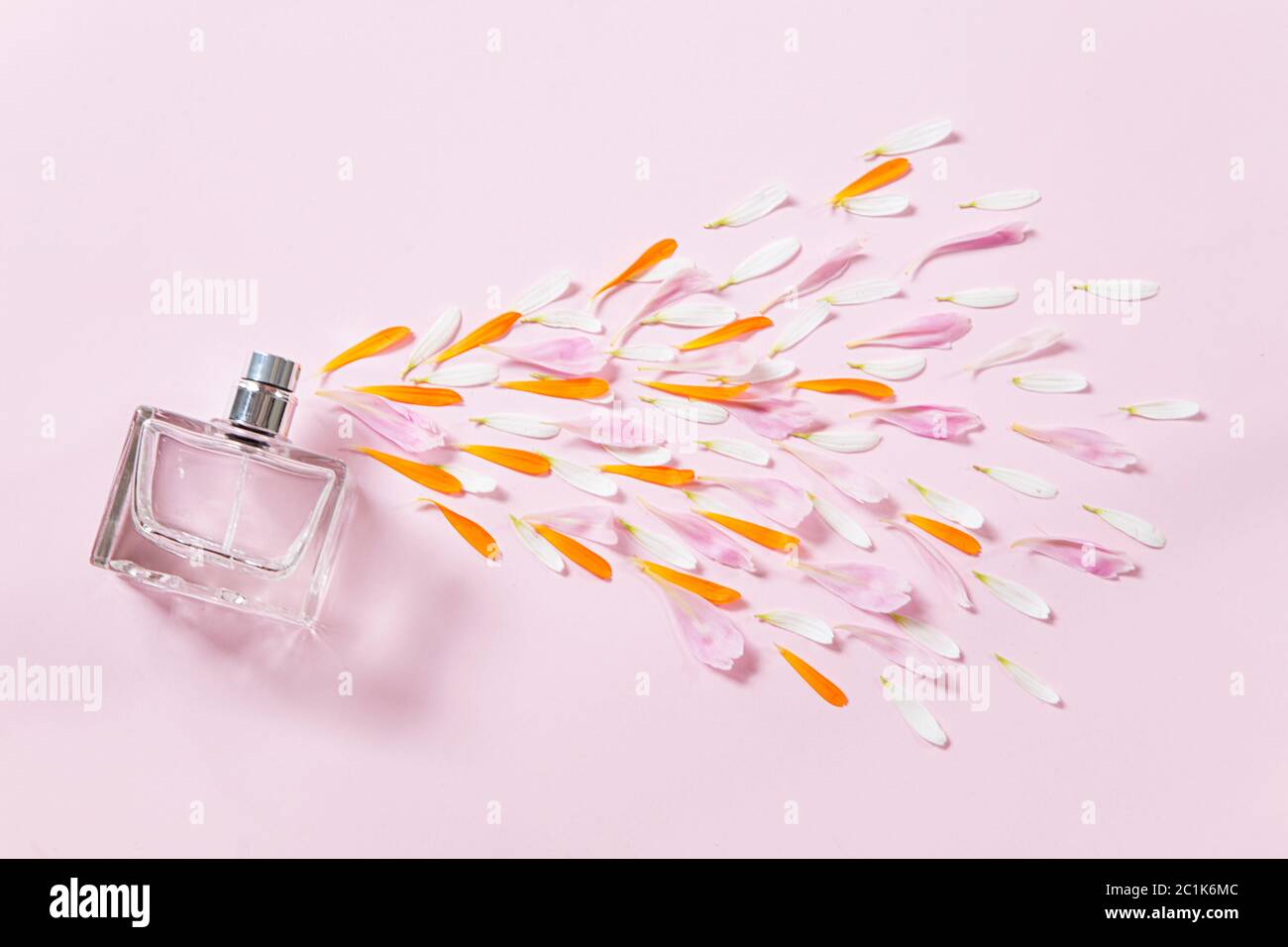 Parfüm Flasche mit Blumenblattalen Stockfoto