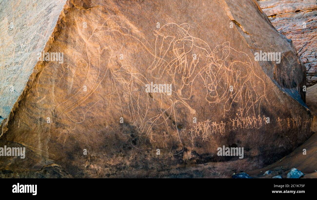 Elefant und Männer - Höhlenmalereien und Felszeichnungen in Boumediene, Tassili nAjjer Nationalpark, Algerien Stockfoto