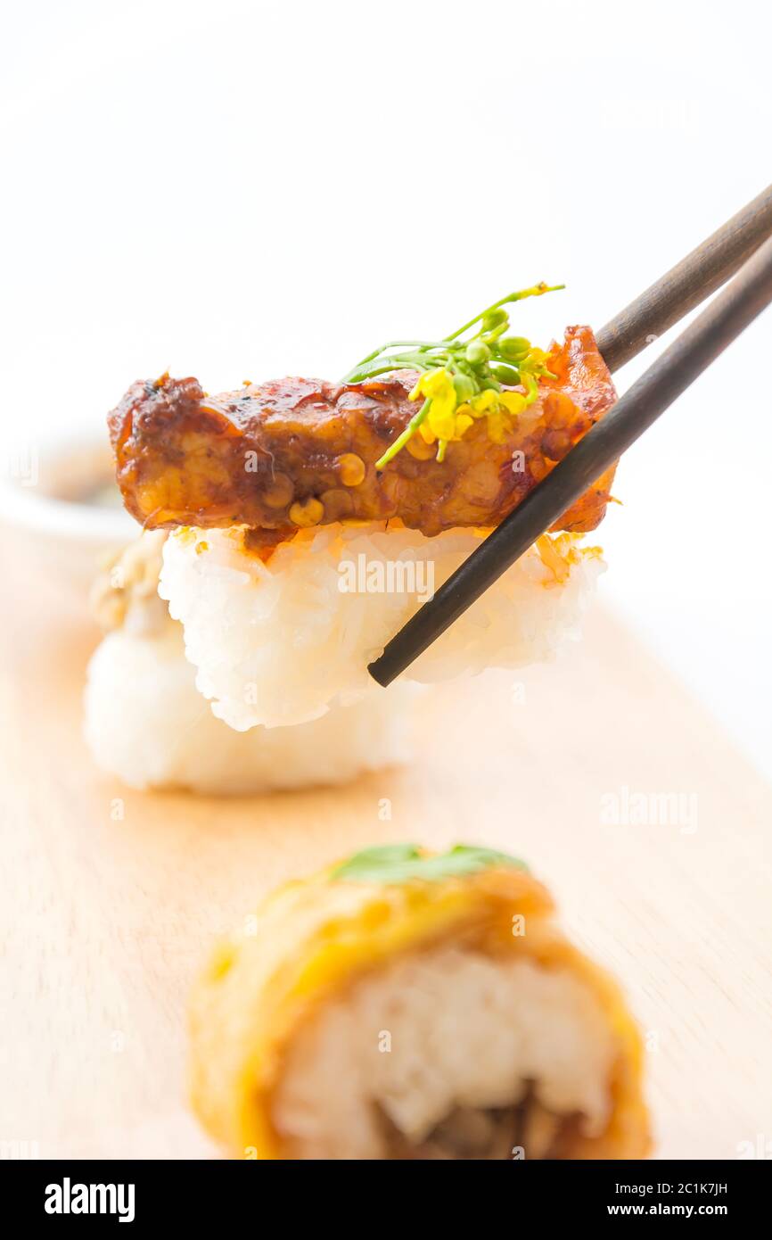 Würziges, streifendes Schweinefleisch-Sushi - Fusion Food Stockfoto