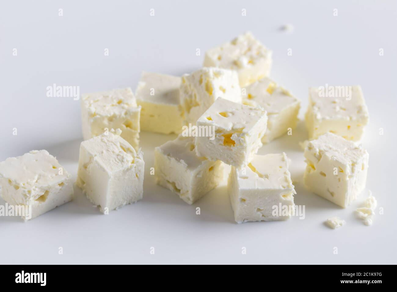 Feta Käse gewürfelt auf weißem Hintergrund Stockfoto