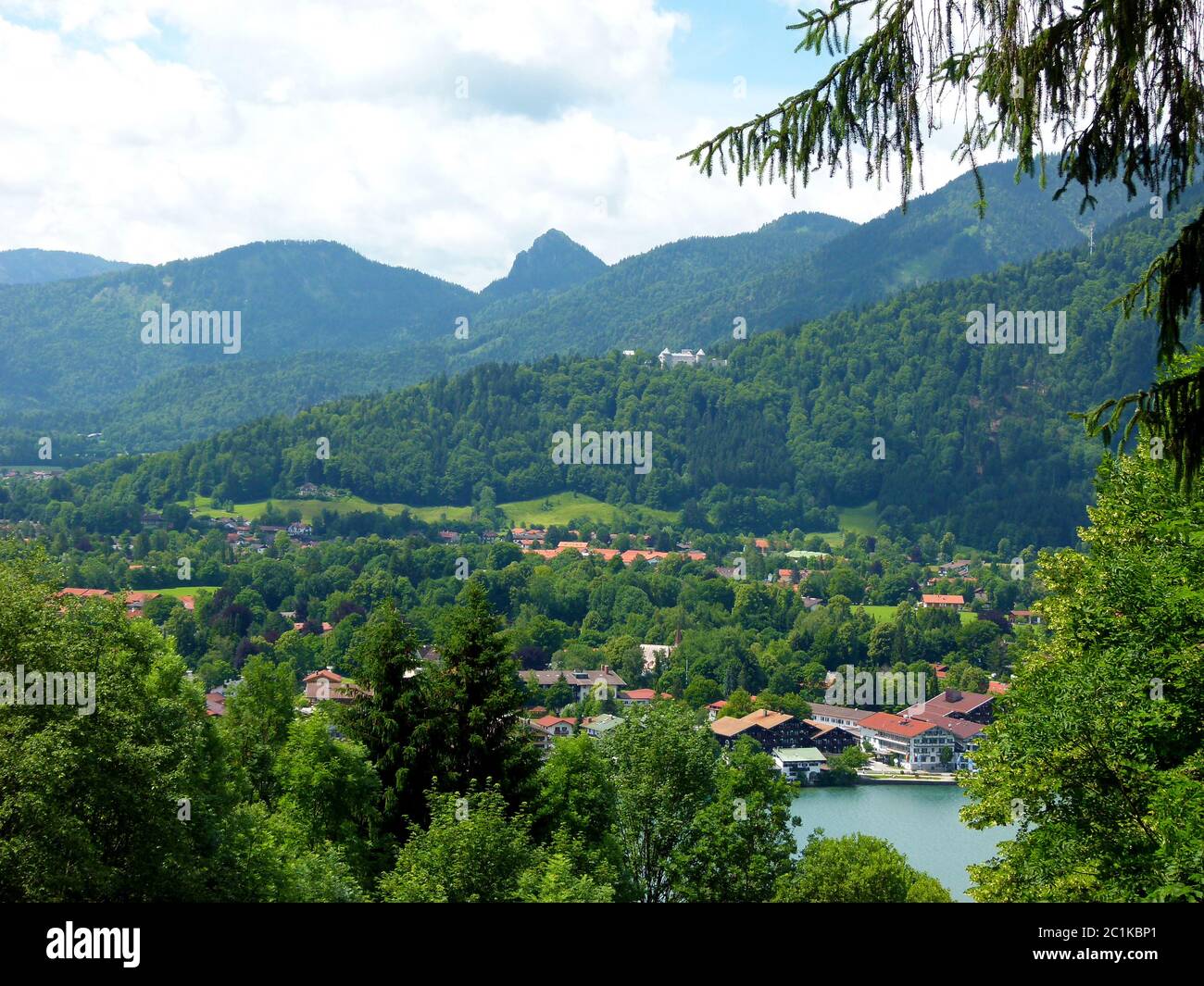 Idyllische Landschaft in Süddeutschland mit Bergen - Wald - Bergsee und Dorf Stockfoto