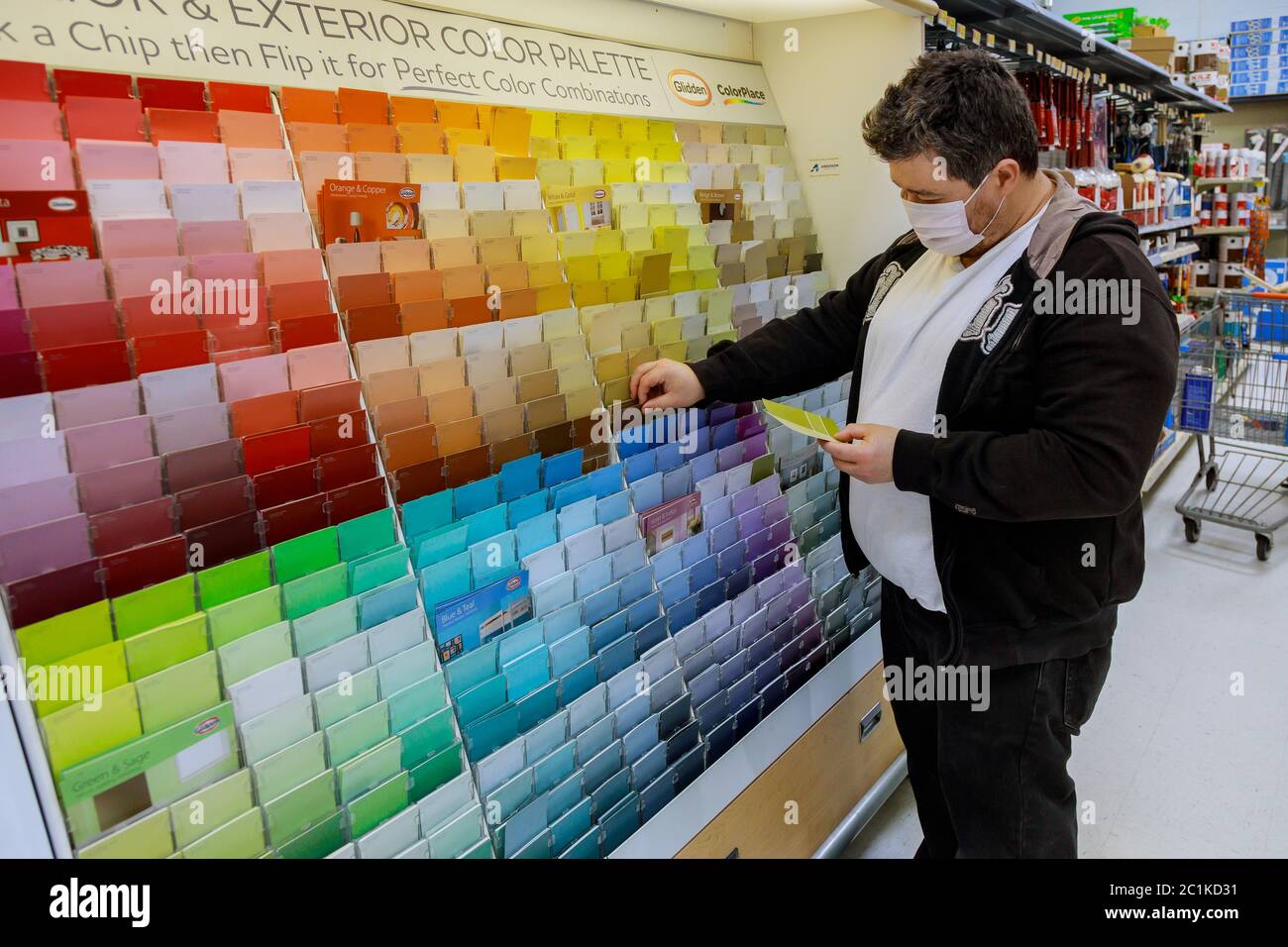 New York, NY USA - 14. JUNI 2020: Man wählt Farbe im Baumarkt mit Coronavirus Masken Einkaufen auf walmart lokalen Speicher Stockfoto