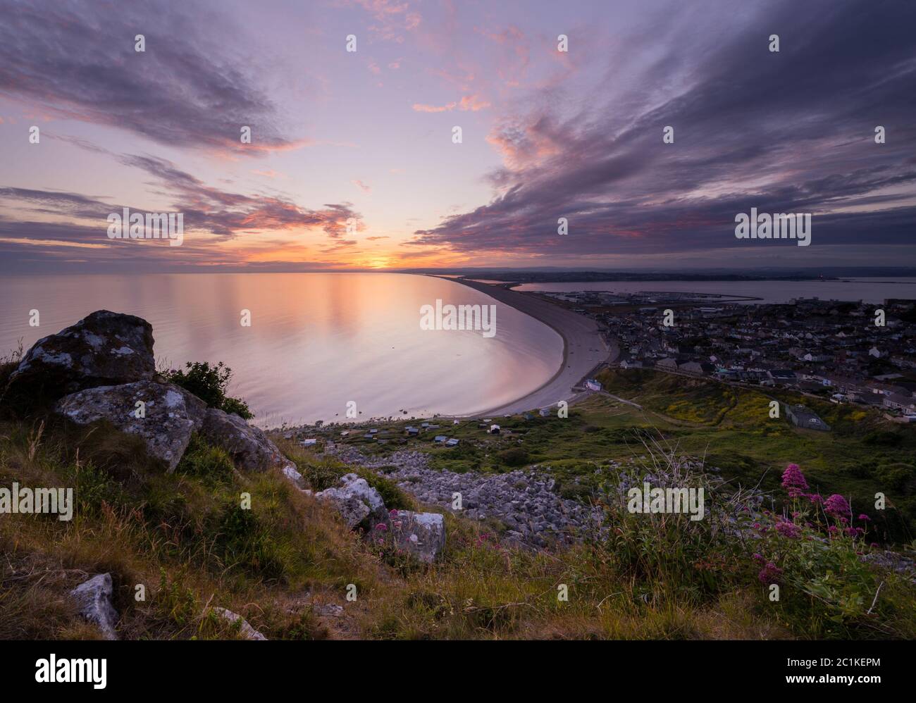 Isle of Portland, Dorset 15. Juni 2020. UK Wetter: Ein wunderschöner Sonnenuntergang über Chesil Beach und der Isle of Portland vor einer Woche unruhigen Wetters. Kredit: Celia McMahon/Alamy Live Nachrichten Stockfoto