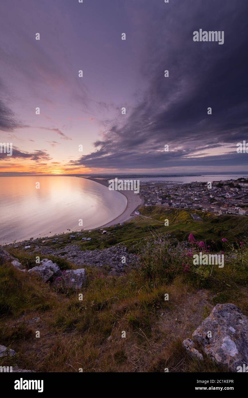 Isle of Portland, Dorset 15. Juni 2020. UK Wetter: Ein wunderschöner Sonnenuntergang über Chesil Beach und der Isle of Portland vor einer Woche unruhigen Wetters. Kredit: Celia McMahon/Alamy Live Nachrichten Stockfoto