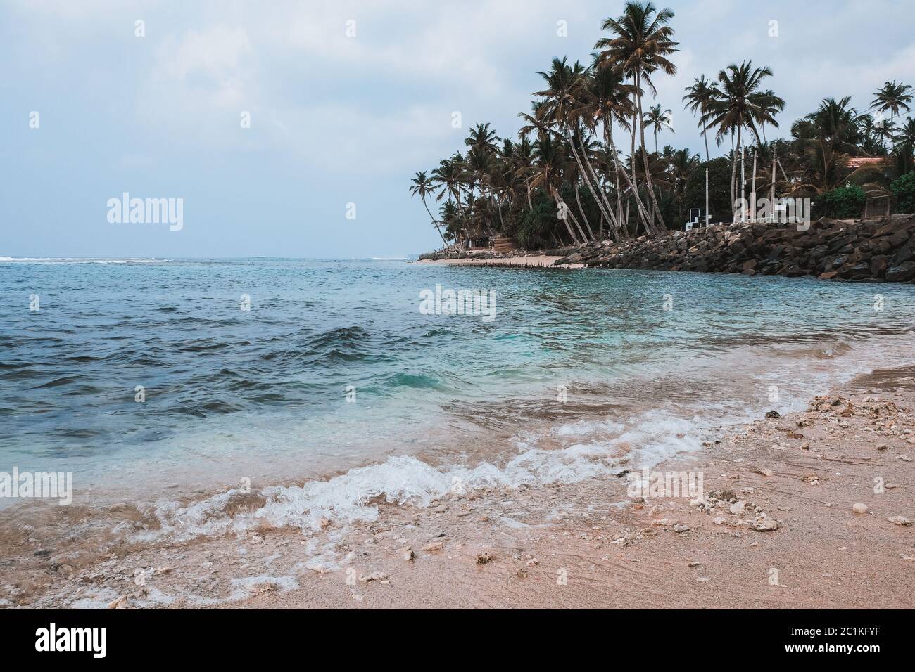 Wunderschöner und ruhiger tropischer Strand voller toter Korallenriffstücke. Ökosystem durch globale Erwärmung beschädigt. Secret Madiha Strand in Sri Lanka. Stockfoto