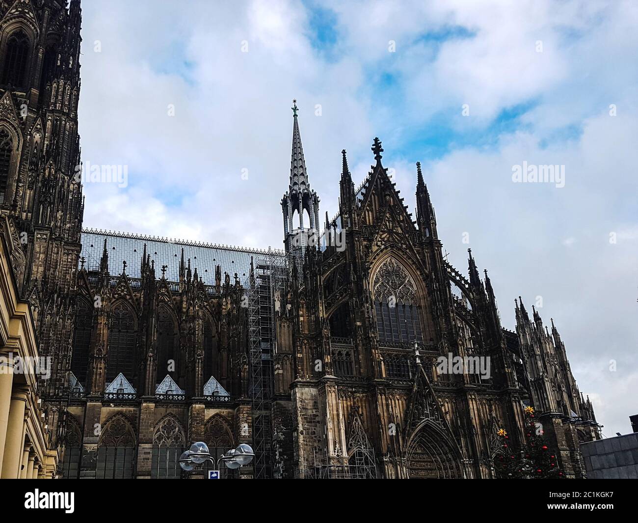 Einzigartiger Winkel des gotischen Kölner Doms. Wunderschöne Architektur von unten aufgenommen. Deutsche Dom Kirche außen. Religiöse Struktur in Europa. Stockfoto