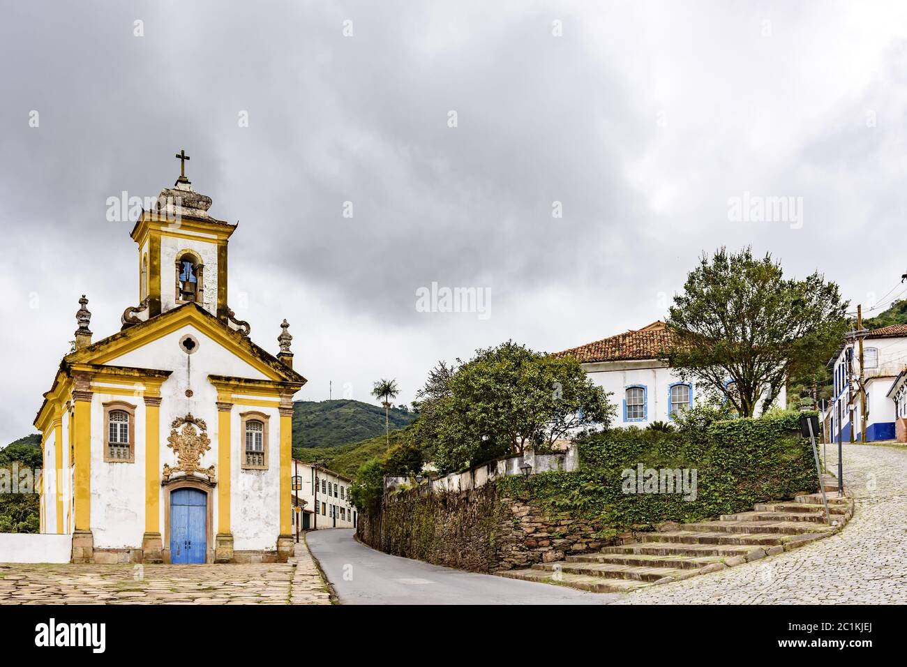 Alte historische Kirche und Straßen in der Stadt Ouro Preto Stockfoto