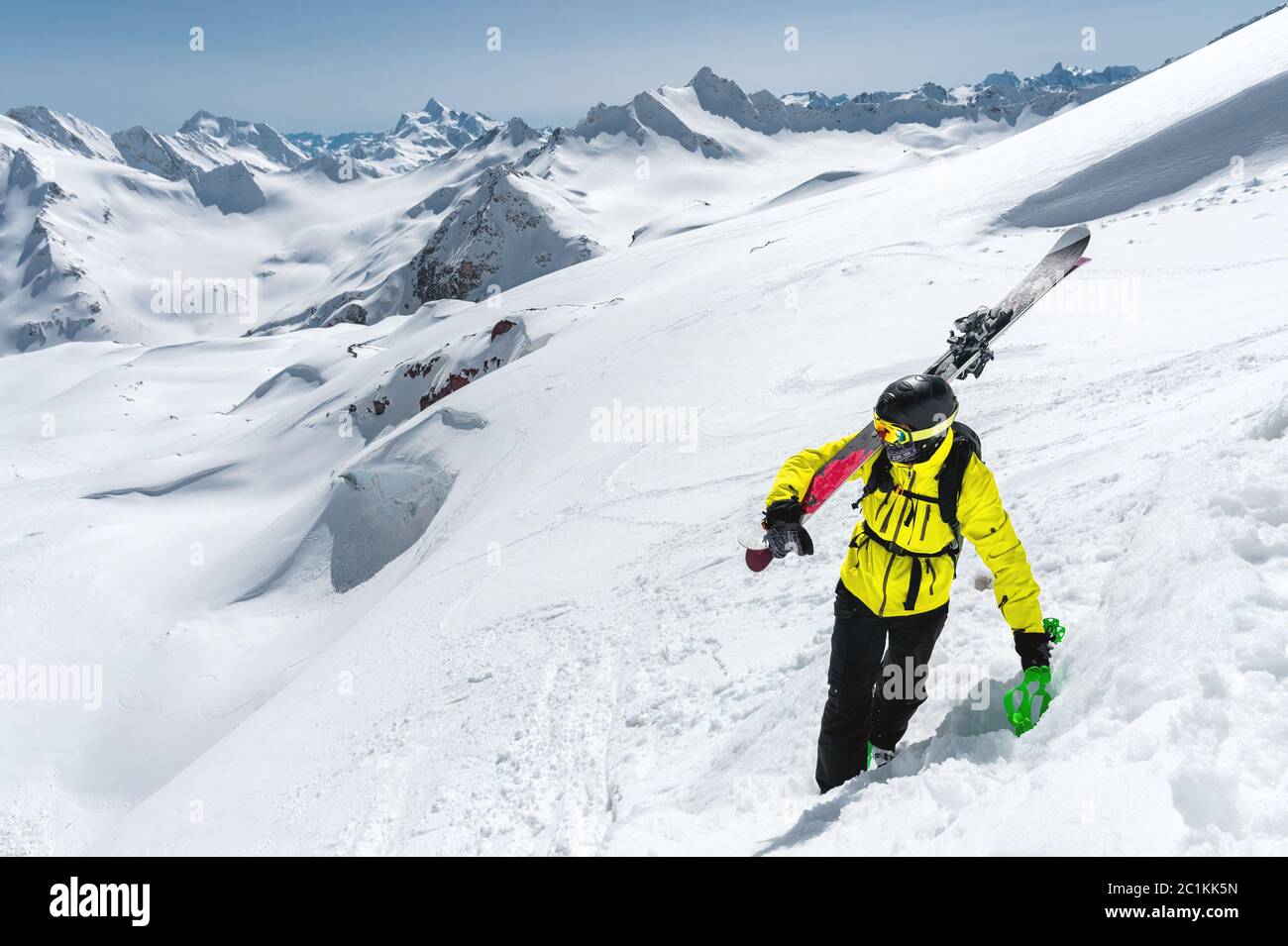 Winter schneebedeckten Berggipfel im Kaukasus. Toller Ort für Wintersport Stockfoto