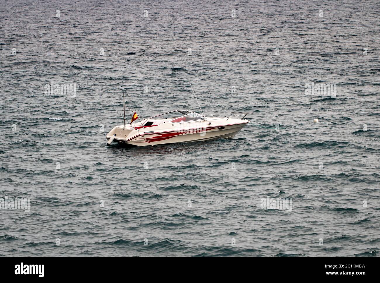 Motorboot ist im Wasser Stockfoto