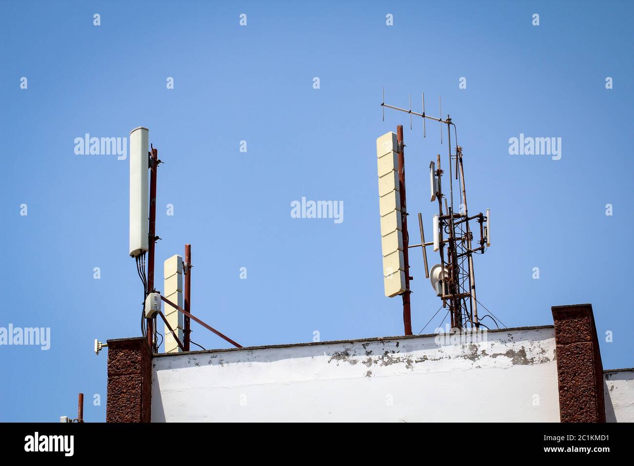 Funkmasten für Mobilfunk auf einem Wolkenkratzer Stockfoto