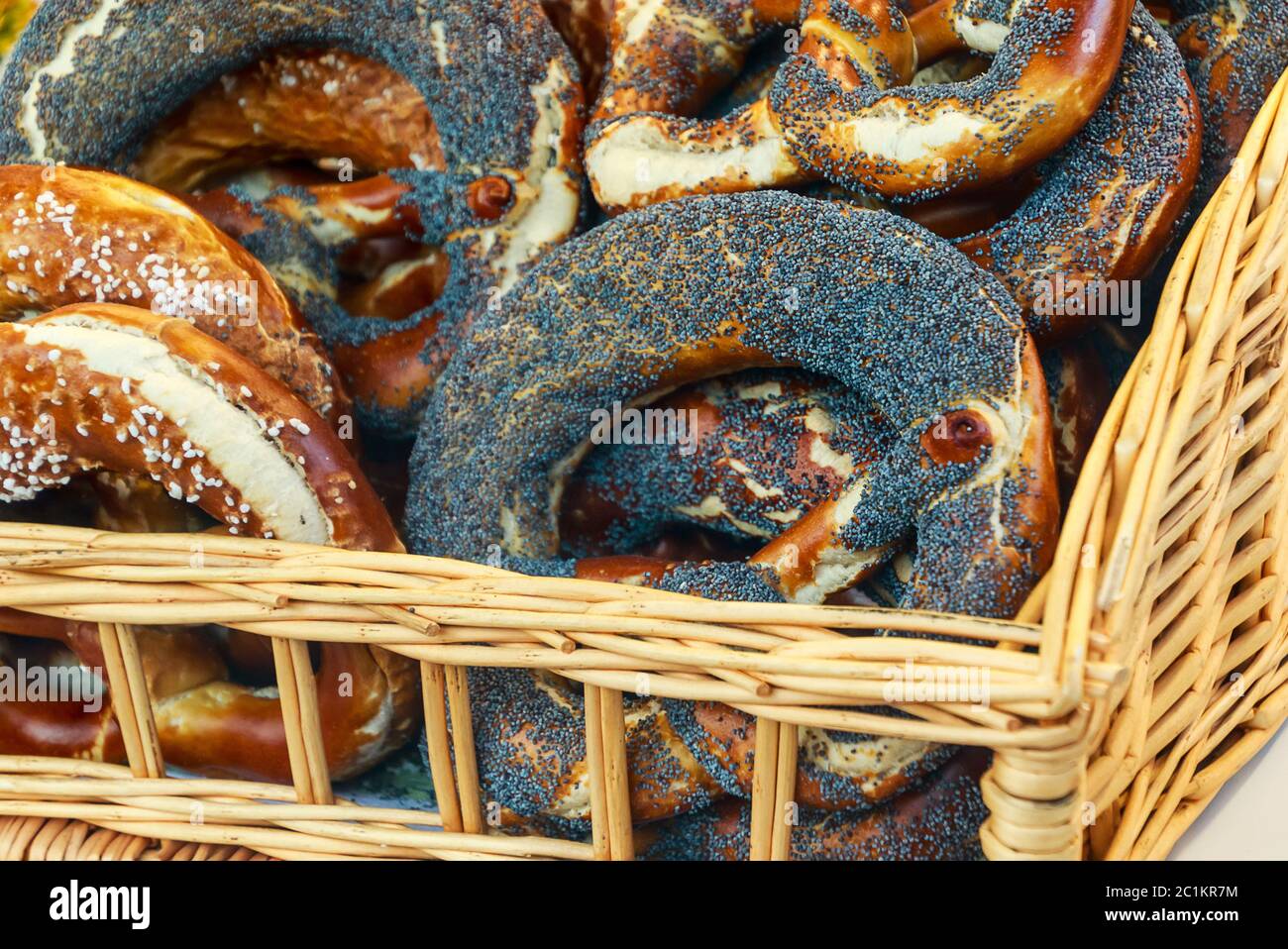 Street Food â € "frische Mohn Samen Brezel in den Korb Stockfoto