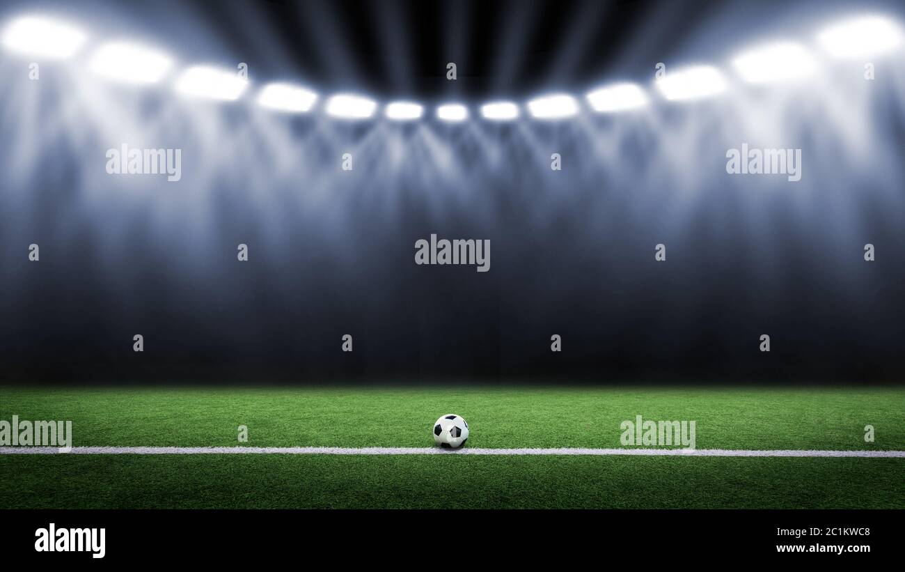 Traditioneller Fußball, beleuchtet durch Stadionbeleuchtung Stockfoto
