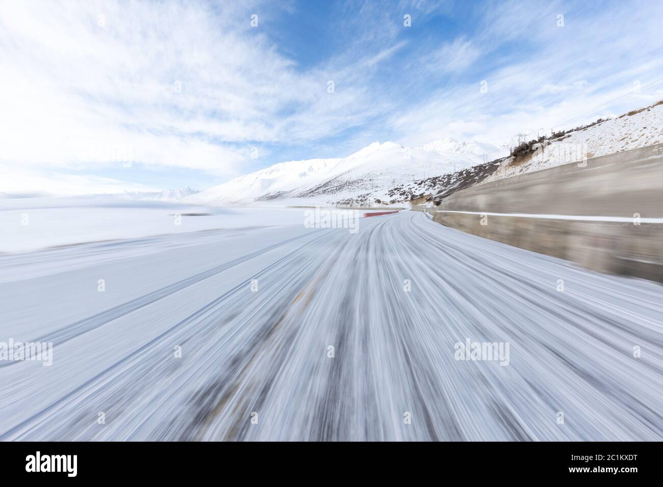 highway bedeckt Schnee durch Berg Stockfoto