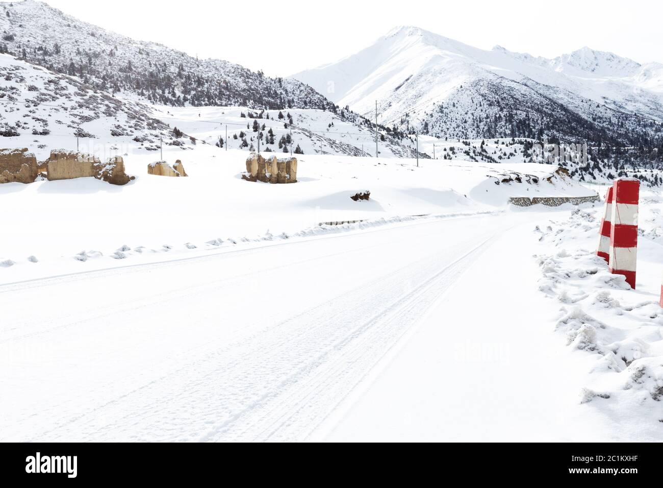 highway bedeckt Schnee durch Berg Stockfoto