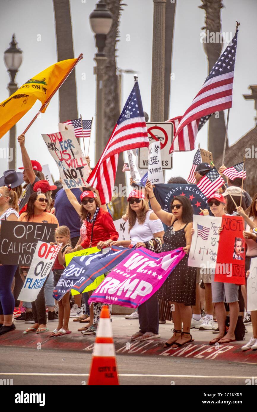 Demonstranten in Huntington Beach, CA, fordern die Aufhebung aller staatlich sanktionierten Sicherheitsbeschränkungen im Zusammenhang mit der Coronavirus-Pandemie. Stockfoto