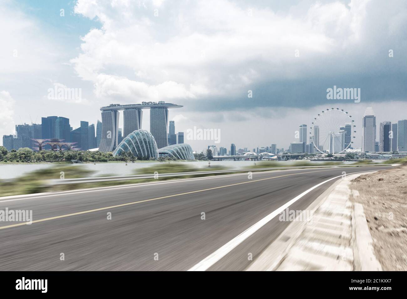 Leere Asphaltstraße durch moderne Stadt Stockfoto